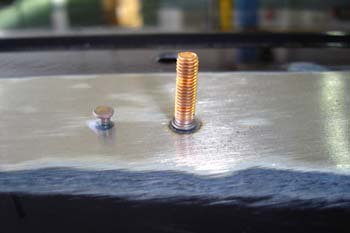 Tornillo soldado sobre panel de chapa