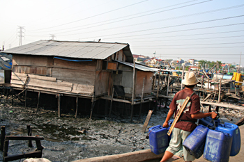 Casas y agua contaminada, Jakarta, Indonesia