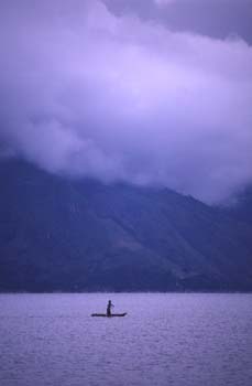Barquero remando en el lago Atitlán, Guatemala