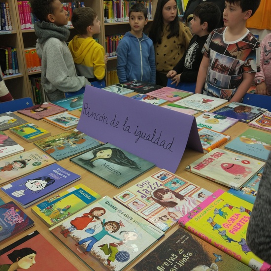 Visitamos la nueva biblioteca del colegio 7