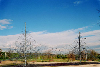 Estructura recreativa para niños en un parque