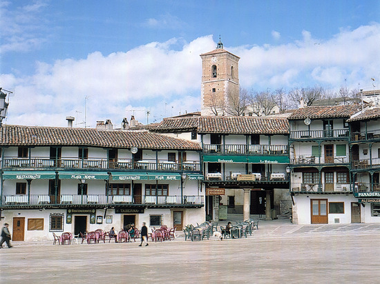 Plaza Mayor con Iglesia al fondo en Chinchón