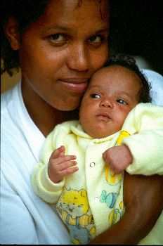 Mujer y bebé, favela de Sao Paulo, Brasil