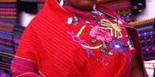 Mujer con la vestimenta tradicional en Zinacantán, México