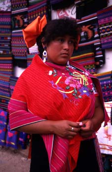 Mujer con la vestimenta tradicional en Zinacantán, México