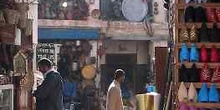Puesto de babuchas en un mercado, Marrakech, Marruecos