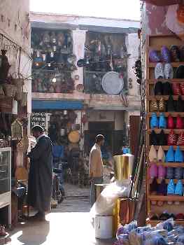 Puesto de babuchas en un mercado, Marrakech, Marruecos