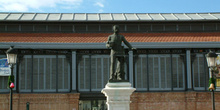 Estatua de Alfonso XII en la puerta del Mercado de Abastos de Ar