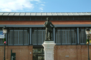 Estatua de Alfonso XII en la puerta del Mercado de Abastos de Ar