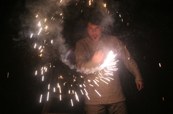 Chico juega con fuergos artificiales, Ubatuba, Sao Paulo, Brasil