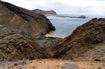 Paisaje árido de toba volcánica en Punta Pitt en la Isla San Cri