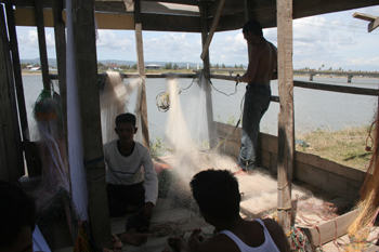 Arreglando redes, Campamento de pescado, Alunaga, Sumatra, Indon