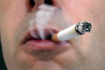 Detalle de un hombre fumando un cigarrillo