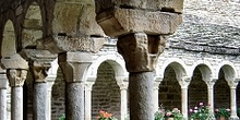 Vista parcial del áljibe central del claustro, Huesca