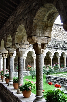 Vista parcial del áljibe central del claustro, Huesca