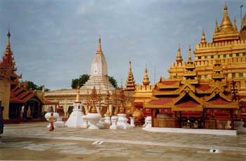 Pagoda Shwezigon en Bagan, Myanmar