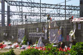 Objetos depositados en recuerdo de las víctimas de los Atentados