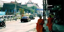 Monjes paseando, Chiang Mai, Tailandia