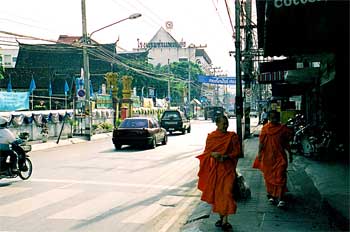 Monjes paseando, Chiang Mai, Tailandia