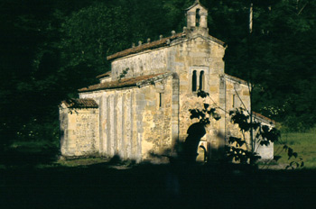 Vista desde el noroeste de la iglesia de San Salvador de Valdedi