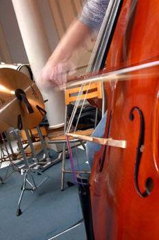 Tocar el violonchelo