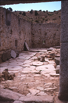 Molino de piedra abandonado