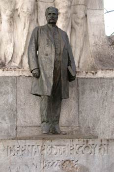 Monumento a Bernardo de Irigoyen en Buenos Aires, Argentina