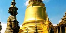 Detalle de stupa dorada y esculturas, Bangkok, Tailandia
