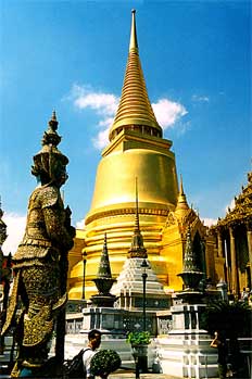 Detalle de stupa dorada y esculturas, Bangkok, Tailandia