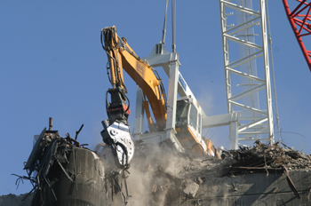 Grúa que ha demolido el edificio Windsor, en acción en la cima d