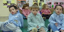 Niños sentados en colchonetas