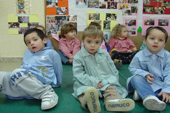 Niños sentados en colchonetas
