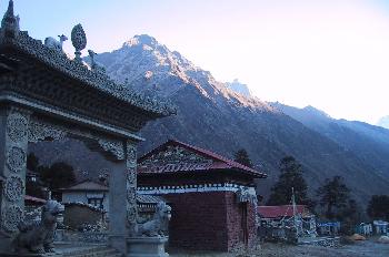 Puerta de entrada al monasterio de Tengboche