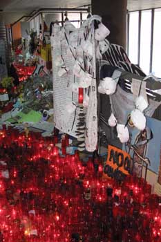 Máscaras colgadas en recuerdo de los Atentados del 11-M