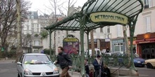 Estación de Metro de Ambbesses, París, Francia