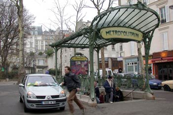 Estación de Metro de Ambbesses, París, Francia
