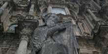 Escultura junto a la Catedral de Santiago de Compostela, La Coru