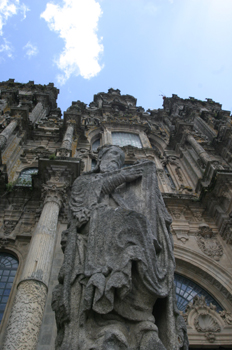 Escultura junto a la Catedral de Santiago de Compostela, La Coru