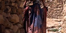 Mujer llevando una botella de gas sobre la cabeza, Yemen