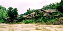 Poblado a orillas de río, Tailandia