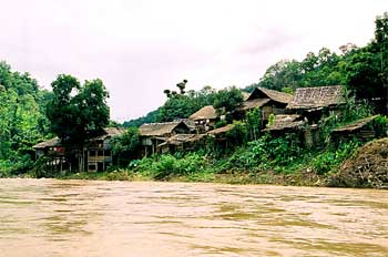 Poblado a orillas de río, Tailandia