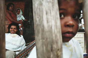 Niño delante de la puerta de su chabola, favelas de Sao Paulo, B
