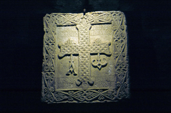 Lápida de cruz latina orlada de la iglesia de San Martín de Sala