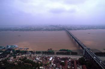 Puente sobre río