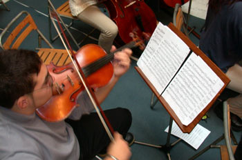 Ensayo tocando una viola