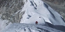 Escaladores subiendo una cresta de nieve
