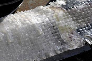 Fibra de vidrio sobre molde aplicando mezcla componentes