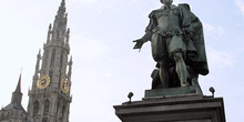 Estatua de Rubens con la torre de la catedral de fondo, Amberes,