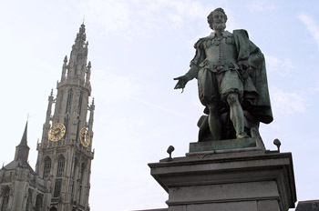 Estatua de Rubens con la torre de la catedral de fondo, Amberes,