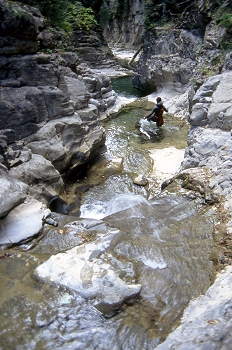 Aficionado al barranquismo en una poza